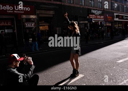 Londres, Royaume-Uni. Apr 19, 2014. L'Oxford Street à Londres © Giannis Papanikos NurPhoto ZUMAPRESS.com/Alamy //Live News Banque D'Images