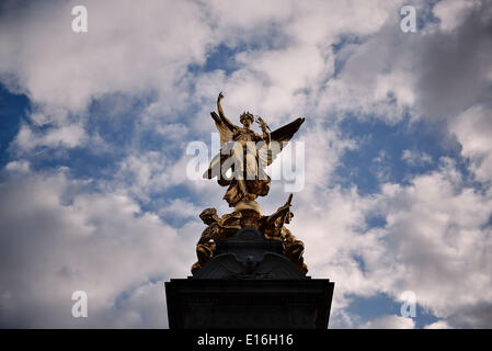 Londres, Royaume-Uni. 18 avr, 2014. L'Édifice commémoratif Victoria à l'extérieur du palais de Buckingham © Giannis Papanikos NurPhoto ZUMAPRESS.com/Alamy //Live News Banque D'Images