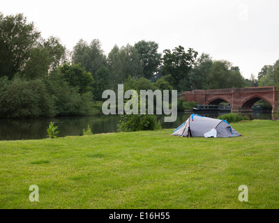 Une tente dans un champ près de Clifton Hampden pont sur la rive de la Tamise dans l'Oxfordshire Banque D'Images