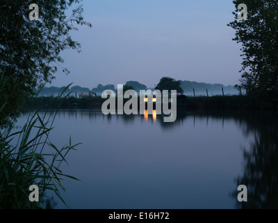 Un grand classique pour la nuit amarré sur la Tamise près de Clifton Hampden bridge dans l'Oxfordshire, Angleterre. Banque D'Images