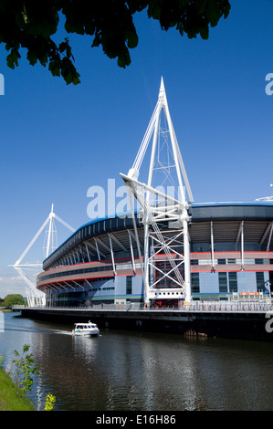 Millennium Stadium et Aqua Bus, Cardiff, Pays de Galles. Banque D'Images