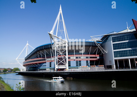 Millennium Stadium et Aqua Bus, Cardiff, Pays de Galles. Banque D'Images