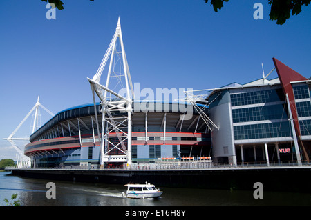 Millennium Stadium et Aqua Bus, Cardiff, Pays de Galles. Banque D'Images