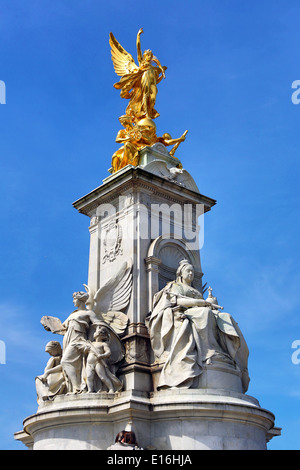 Statue sur Queen Victoria Memorial devant le palais de Buckingham, Londres, Angleterre Banque D'Images