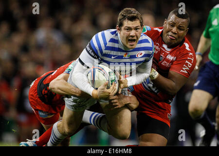 Cardiff, Pays de Galles. 24 mai, 2014. Alex GOODE des Saracens est abordé par Steffon Armitage de RC Toulon lors de la finale de la H Cup entre le RC Toulon et Saracens au Millennium Stadium. Credit : Action Plus Sport/Alamy Live News Banque D'Images