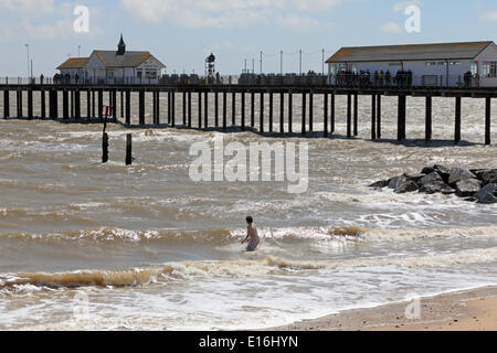 Southwold, Suffolk, Angleterre, Royaume-Uni. 24 mai 2014. Il s'agissait d'une lumineuse journée sur la côte du Suffolk. Un homme courageux a pris de l'eau pour nager dans la mer à côté de la notoirement frileux pier au début de la Banque week-end de vacances. Credit : Julia Gavin/Alamy Live News Banque D'Images