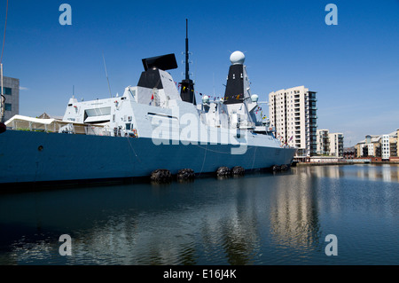 Le HMS Dragon Type 45 destroyer de défense aérienne, amarré dans le bassin de Roath, la baie de Cardiff, Pays de Galles, Royaume-Uni. Banque D'Images