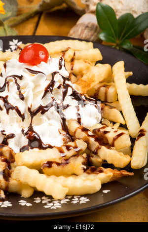 Croustilles de pommes de terre avec la crème fraîche et le sirop de chocolat, Chungju Corée Banque D'Images