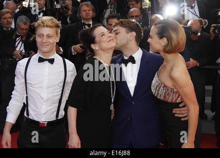 Cannes, France. 24 mai, 2014. Antoine-Olivier Pilon acteur, l'actrice Anne Dorval, Xavier Dolan, directeur, et l'actrice Suzanne Clément (de G à D) arriver à la projection de 'per un pugno di dollari' (une poignée de dollars) et la cérémonie de clôture du 67e Festival de Cannes, à Cannes, France, le 24 mai 2014. Credit : Ye Pingfan/Xinhua/Alamy Live News Banque D'Images