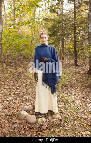 Portrait of young woman in forest Banque D'Images