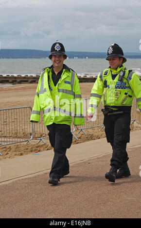 Des policiers dans une haute visibilité vestes à marcher le long de la promenade de Bournemouth en patrouille à la toute première Roues Bournemouth en mai Festival Crédit : Carolyn Jenkins/Alamy Live News Banque D'Images