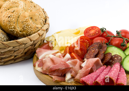 Petit-déjeuner rustique sur plaque en bois avec produites Banque D'Images