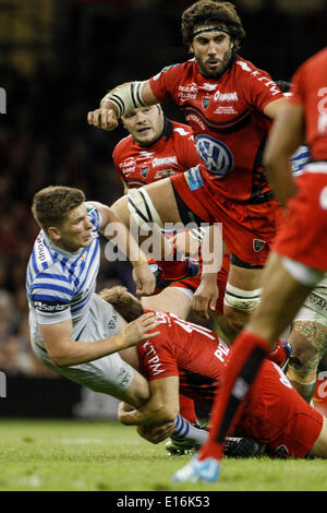 Cardiff, Pays de Galles. 24 mai, 2014. Owen FARRELL des Saracens est abordé par Jean-Charles ORIOLI du RC Toulon avec Juan Fern&# xc1;LOBBE MÉNDEZ en appui rapproché pendant la finale de la H Cup entre le RC Toulon et Saracens au Millennium Stadium. Score final : RC Toulon 23-6 Saracens. Credit : Action Plus Sport/Alamy Live News Banque D'Images