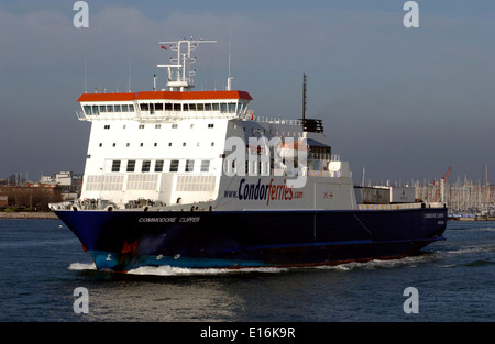 PORTSMOUTH, Angleterre. FAST FREIGHT FERRY - LE COMMODORE CLIPPER QUITTE LE PORT. PHOTO:JONATHAN EASTLAND/AJAX REF Banque D'Images