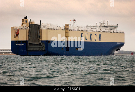 AJAXNETPHOTO - 16 septembre 2009 - SOUTHAMPTON, ANGLETERRE. - Eukor car transporteur matin Linda vers l'intérieur. Photo : Jonathan Eastland/Ajax Ref : 91609 3009 Banque D'Images