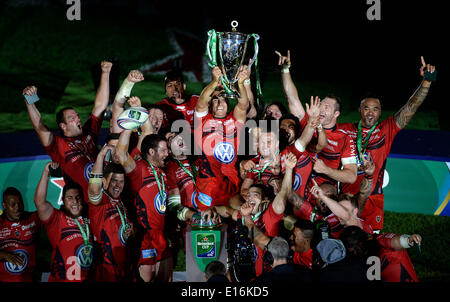 Cardiff, Pays de Galles. 24 mai, 2014. Finale de la H Cup entre le RC Toulon et Saracens au Millennium Stadium. Jonny Wilkinson de Toulon pour relever la H Cup. Credit : Action Plus Sport/Alamy Live News Banque D'Images