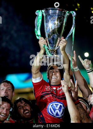 Cardiff, Pays de Galles. 24 mai, 2014. Finale de la H Cup entre le RC Toulon et Saracens au Millennium Stadium. De Toulon Jonny Wilkinson soulève le trophée Credit : Action Plus Sport/Alamy Live News Banque D'Images