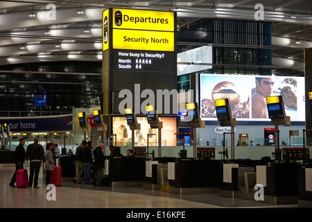 Vérifier dans un bureau de la sécurité des départs et gouttes sac London Heathrow Airport Terminal 5 tôt le matin, UK Banque D'Images
