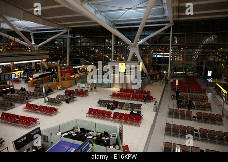 London Heathrow Airport Terminal 5 salle d'attente zone départ vide et calme tôt le matin UK Banque D'Images