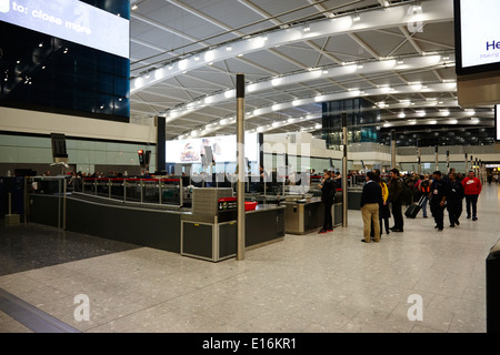 Le contrôle de sécurité de l'aéroport de Londres Heathrow Terminal 5 tôt le matin UK Banque D'Images