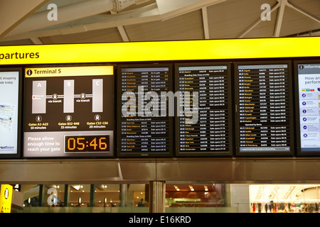Des panneaux d'information de vol Londres Heathrow Airport Terminal 5 tôt le matin, UK Banque D'Images