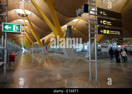 La borne 4 de l'aéroport de Barajas de Madrid Espagne Banque D'Images