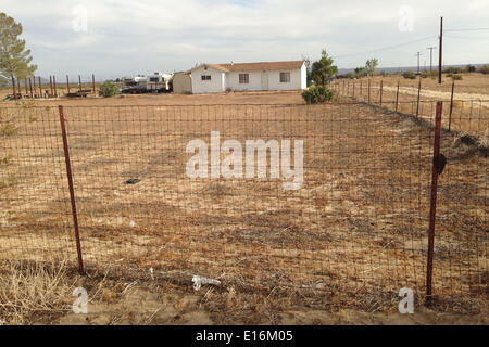 24 mai 2014 - Ontario, CA, États-Unis - en image home qui sera loué par le ''taie violeur'' dans le bloc de l'Est 2000 Avenue R dans la région de Lake Los Angeles près de Palmdale, en Californie. Connu sous le nom de ''violeur'' taie, Christopher Evans Hubbart, 63 ans, admis au viol de 26 femmes dans le comté de Los Angeles et 15 dans la région de la baie de San Francisco de 1971 à 1982. La Cour supérieure du comté de Santa Clara Juge Gilbert Brown dans le Nord de la Californie a déclaré Hubbart est d'être libéré d'un hôpital psychiatrique de l'état le ou avant le 7 juillet 2014. Le violeur en série va porter un bracelet GPS et être surveillé . Hubbart Banque D'Images