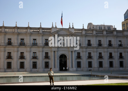 Les gardes de la police et de l'extérieur de Palacio de la moneda palace Santiago Chili Banque D'Images