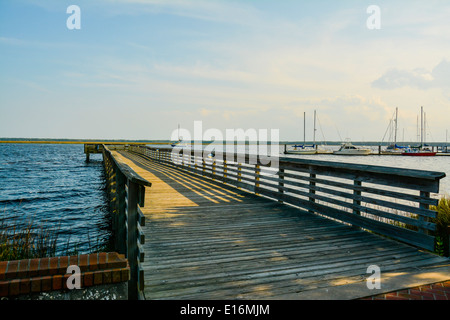 La jetée en bois sur Saint Mary's River Boat dock pour le Cumberland Island National Seashore excursions ferry à St Mary's, GA Banque D'Images