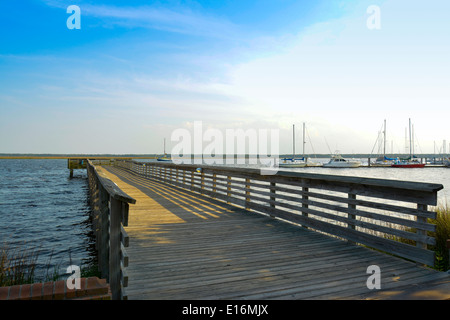 La jetée en bois sur Saint Mary's River Boat dock pour le Cumberland Island National Seashore excursions ferry à St Mary's, GA Banque D'Images