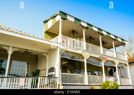 Un lieu historique et charmant bâtiment victorien abrite aujourd'hui le charmant Shark Bite Bar & Grill Restaurant à Saint Marys, GA, USA Banque D'Images