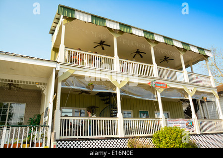 Un lieu historique et charmant bâtiment victorien abrite aujourd'hui le charmant Shark Bite Bar & Grill Restaurant à Saint Marys, GA, USA Banque D'Images