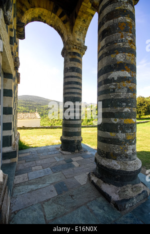 Piliers de l'churchtower à motifs noir et blanc à Murato à Corse, France Banque D'Images