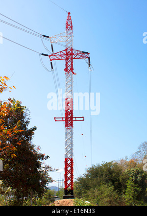 Poteaux haute tension haute grand pois tours d'acier. Banque D'Images