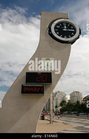 L'Hublot Horloge de compte à rebours, conçu à la fin de l'architecte Brésilien Oscar Niemeyer, indique 20 jours à l'ouverture de la Coupe du Monde de la FIFA, Brésil 2014. Rio de Janeiro, Brésil. 23 mai, 2014. Crédit : Maria Adelaide Silva/Alamy Live News Banque D'Images