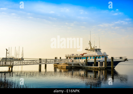 Jetée en bois mène à la salle d'attente Cumberland Island Queen II ferry boat à destination de l'île de Cumberland, GA USA Banque D'Images