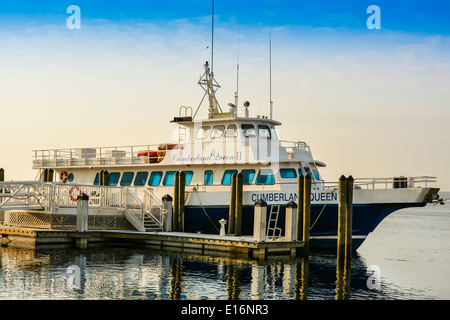 Jetée en bois mène à la salle d'attente Cumberland Island Queen II ferry boat à destination de l'île de Cumberland, GA USA Banque D'Images