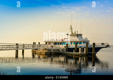 Jetée en bois mène à la salle d'attente Cumberland Island Queen II ferry boat à destination de l'île de Cumberland, GA USA Banque D'Images