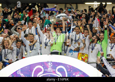 Le gardien du Real Madrid Iker Casillas (1) soulève le trophée de champion de la Ligue des Champions, lors de la célébration de l'intitulé au stade de la Luz à Lisbonne, Portugal, le samedi 24 mai, 2014. Banque D'Images