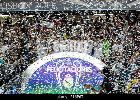 L'équipe du Real Madrid célèbre le titre de champion de l'UEFA Champions League. Le Real Madrid bat l'Atlético de Madrid au cours de la prolongation au stade de la Luz à Lisbonne, Portugal, le samedi 24 mai, 2014. Banque D'Images