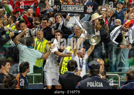 Pepe du Real Madrid soulève le trophée de la Ligue des Champions lors de la célébration du titre après bat l'Atlético de Madrid au cours de la prolongation du temps, au stade de la Luz à Lisbonne, Portugal, le samedi 24 mai, 2014. Banque D'Images