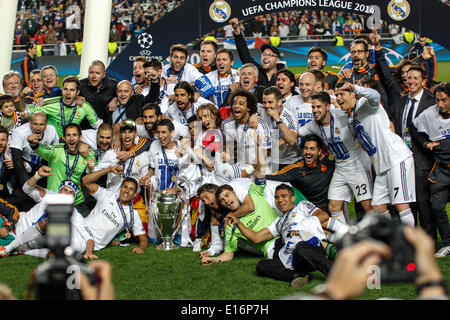 L'équipe du Real Madrid champions pose pour la photo, après bat l'Atlético de Madrid au stade de la Luz à Lisbonne, Portugal, le samedi 24 mai, 2014. Banque D'Images