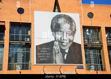 Nelson Mandela murale sur Sandton Bibliothèque, Place Nelson Mandela, CBD, Sandton, Johannesburg, la Province de Gauteng, Afrique du Sud Banque D'Images