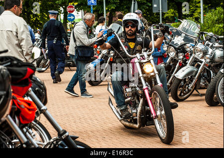 Turin, Italie. 24 mai, 2014. Italie Piémont Turin Mirafiori Motor Village Samedi 24 et dimanche 25 mai 2014, pour la première fois de leur histoire, la légendaire Jeep ® et la marque Harley-Davidson, ont fait équipe dans un grand événement avec une intention bénéfique (en faveur de l'IRCC, l'Institut du Cancer Candiolo ). Dans les espaces du Mirafiori Motor Village, sont deux jours de plaisir et plein de nombreuses initiatives : Crédit : Realy Easy Star/Alamy Live News Banque D'Images