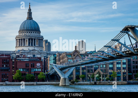 Le Millennium Bridge et de la Cathédrale St Paul, Londres, Angleterre Banque D'Images