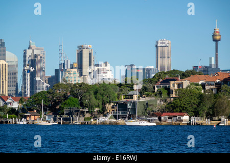 Sydney Australie,Port,port,eau,front de mer,maisons,Birchgrove,Balmain,Tour de Sydney,gratte-ciel,horizon de la ville,AU140311118 Banque D'Images