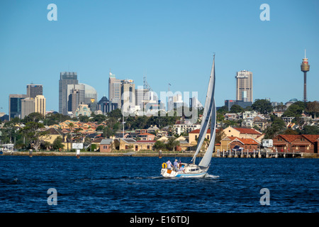 Sydney Australie,Port,port,eau,front de mer,maisons,Drummoyne,gratte-ciel,horizon de la ville,voilier,bateau,Tour,AU140311130 Banque D'Images