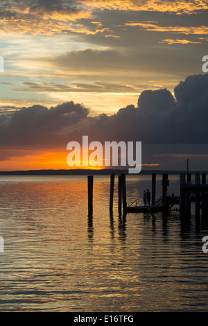 Coucher du soleil - Kingfisher Bay Resort Jetty - Fraser Island - Queensland - Australie Banque D'Images