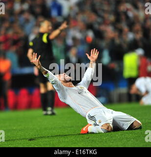 Lisbonne, Portugal. 24 mai, 2014. Du Real Madrid Sergio Ramos célèbre après avoir battu l'Atletico Madrid lors de la finale de la Ligue des champions au stade de la Luz à Lisbonne, capitale du Portugal, le 24 mai 2014. Le Real Madrid a gagné 4-1. © Zhang Liyun/Xinhua/Alamy Live News Banque D'Images