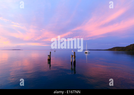 Coucher du soleil, Kingfisher Bay Resort Jetty, Fraser Island, Queensland, Queensland, Australie Banque D'Images